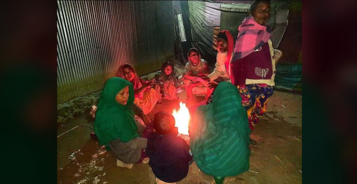 প্রচণ্ড শীতে কাপতে শুরু করেছে লালমনিরহাটের ছিন্নমূল মানুষ