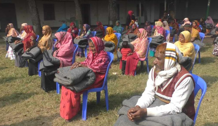 গাইবান্ধায় শীতার্ত মানুষের মাঝে শীত বস্ত্র বিতরণ
