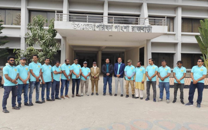 বাৎসরিক আনন্দ ভ্রমণে কক্সবাজার গেলেন পাংশা প্রেসক্লাবের সদস্যরা