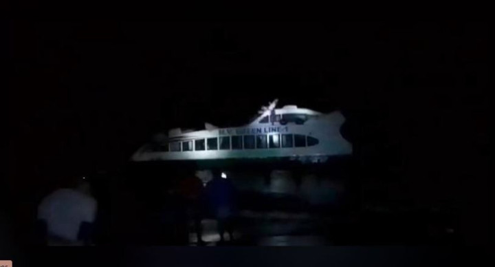 সেন্টমার্টিন থেকে ফেরার পথে জাহাজ বিকল, আটকা ৭১ যাত্রী