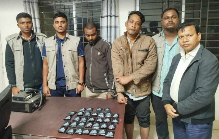 বিশ্বম্ভরপুরে ইয়াবাসহ দুই জন আটক