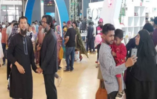 জমে উঠছে বাণিজ্য মেলা, স্টলে স্টলে ক্রেতা-দর্শনার্থীর ভিড়