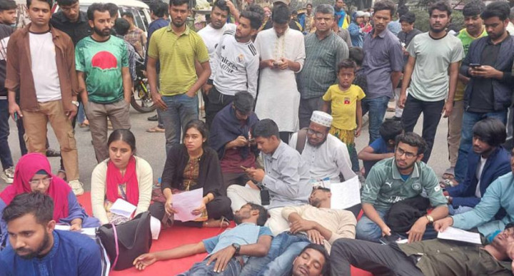 স্বতন্ত্র বিশ্ববিদ্যালয়ের দাবিতে তিতুমীরের শিক্ষার্থীদের সড়ক অবরোধ