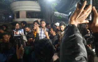 ব্যারিকেড ভেঙে যমুনার সামনে অবস্থান নিয়েছেন জুলাইয়ের আহতরা