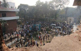 ভাঙা হচ্ছে ধানমন্ডি ৩২ এর দুই ভবন, উৎসুক জনতার ভিড়