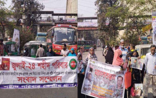 জুলাই অভ্যুত্থানে শহীদ পরিবারের সদস্যদের শাহবাগ অবরোধ
