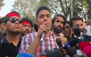 চাকরিচ্যুত বিডিআরদের আইন উপদেষ্টার সঙ্গে বৈঠকের আশ্বাস দিলেন হাসনাত 