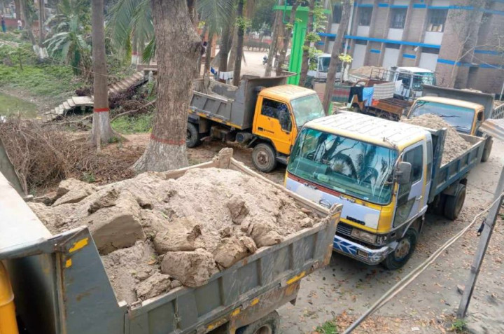 সদরপুরে ২ দিনের অভিযানে ৬ ট্রাকসহ আটক ৮