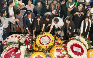 ভাষা শহীদদের শ্রদ্ধা জানাতে শহীদ মিনারে মানুষের ঢল