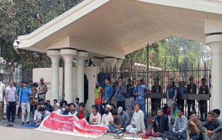 টানা ২৬ ঘণ্টা ধরে প্রধান উপদেষ্টার কার্যালয়ের সামনে আহত ব্যক্তিদের অবস্থান