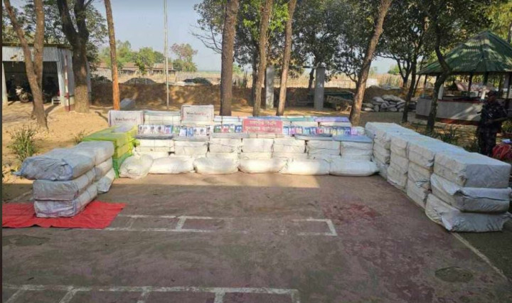 তাহিরপুর সীমান্তে দুই কোটি টাকা ভারতীয় কাপড় ও কসমেটিক্স আটক 