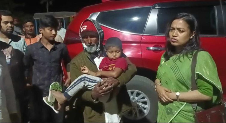 সদরপুরে ইউএনও’র সহযোগিতায় মা-বাবাকে খুঁজে পেল শিশু লামিয়া