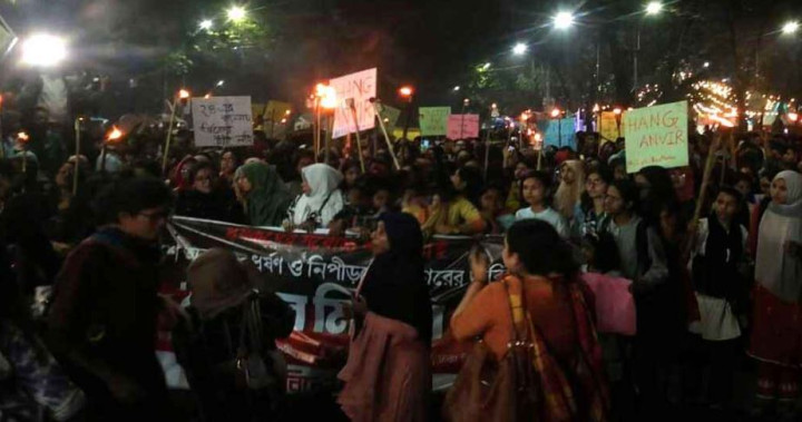 ‘তুমি কে আমি কে, আছিয়া-আছিয়া’ স্লোগানে উত্তাল ঢাবি-চবি