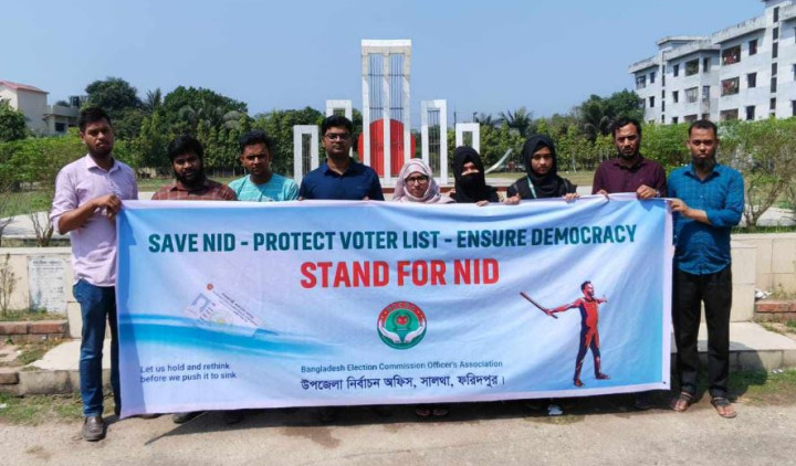সালথায় নির্বাচন কর্মকর্তা-কর্মচারীদের কর্মবিরতি