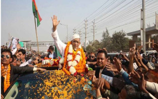 অস্ত্র মামলায় ১৭ বছরের দণ্ড থেকে খালাস পেলেন লুৎফুজ্জামান বাবর