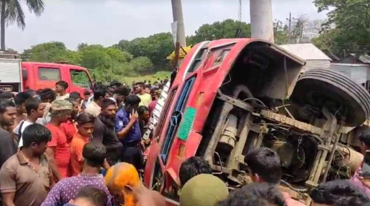 ফরিদপুরে বাস উল্টে খাদে:  বাবা-ছেলেসহ নিহত সংখ্যা বেড়ে ৭, আহত ৩৫