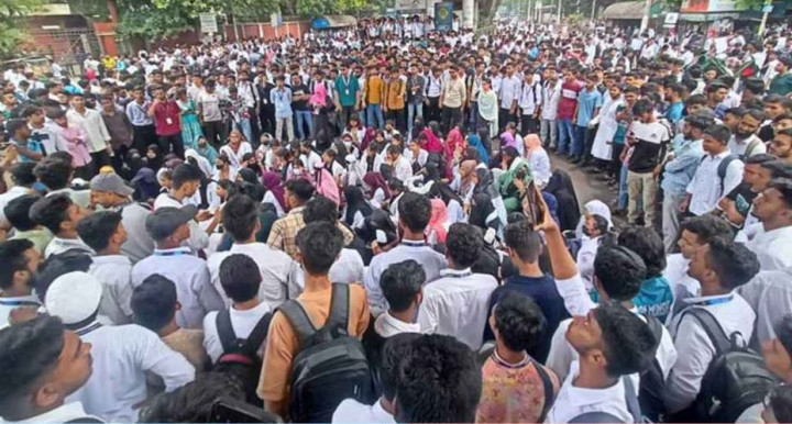 সাতরাস্তায় ৬ দফা দাবিতে সড়ক অবরোধ পলিটেকনিক শিক্ষার্থীদের