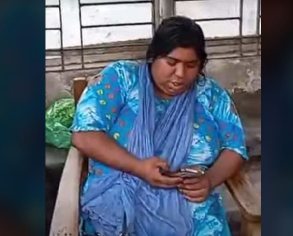 ফরিদপুরে নারী দালাল আটক করে পুলিশে সোপর্দ 