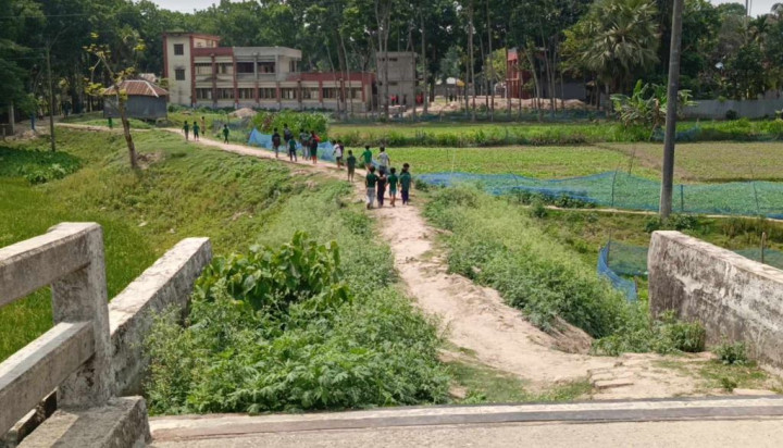 ব্রিজের দুইপাশে পাকা সড়ক না থাকায় ৮ বছর ধরে ভোগান্তিতে স্কুল শিক্ষার্থী ও এলাকাবাসী 