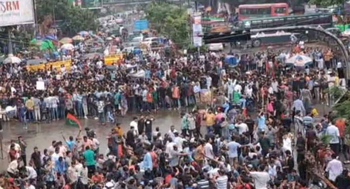 বৃষ্টি উপেক্ষা করে শাহবাগ অবরোধ ছাত্রদলের, যান চলাচল বন্ধ