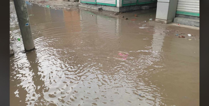 সামান্য বৃষ্টিতেই জলমগ্ন চরভদ্রাসনের গার্লস স্কুল সড়ক: জনদুর্ভোগ চরমে