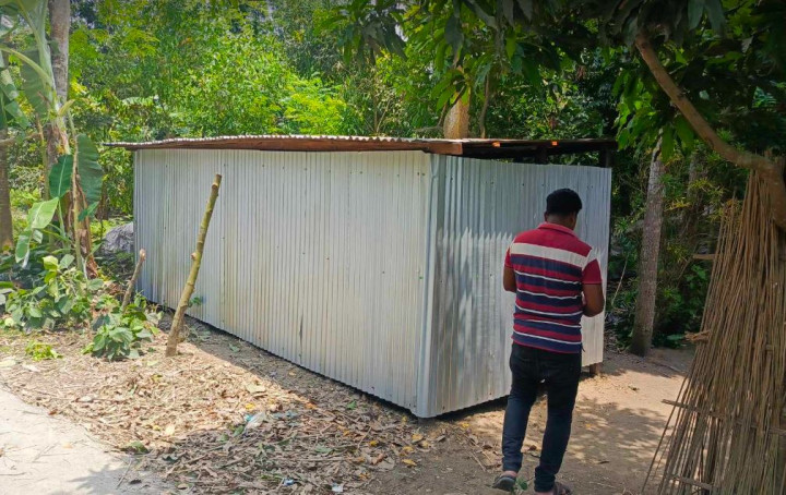 সালথায় জমি দখল করে ছাপরা ঘর নির্মাণের অভিযোগ