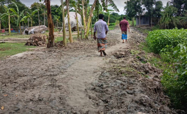 সালথায় গ্রামবাসীর অর্থায়নে কাঁচা রাস্তা তৈরি