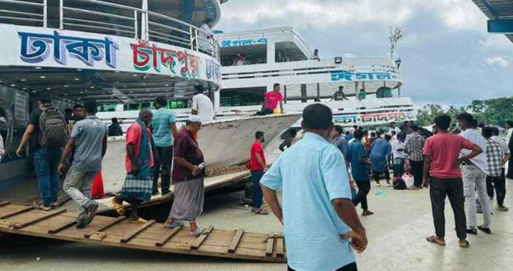 ঈদযাত্রায় সড়ক, ট্রেনে ভিড় থাকলেও লঞ্চে যাত্রী কম