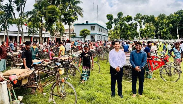 প্রাকৃতিক দুর্যোগে ক্ষতিগ্রস্ত ৩০০ ভ্যানচালকের মুখে হাসি ফুটালো ইউএও 