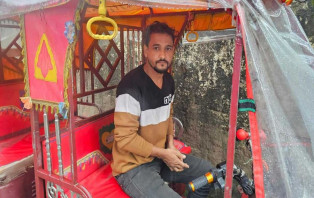 ১৫ লাখ টাকা পেয়ে, মালিককে খুঁজে বের করে ফেরত দিল অটোচালক
