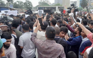 ৬ দফা দাবিতে মাইলস্টোনের শিক্ষার্থীদের বিক্ষোভ