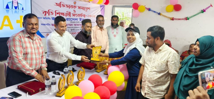 জাঁকজমকপূর্ণ পরিবেশে আলফাডাঙ্গায় কৃতি শিক্ষার্থীদের সংবর্ধনা 