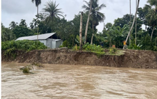 আলফাডাঙ্গায় চোখের পলকেই নদীগর্ভে বিলীন হয়ে যাচ্ছে বসতবাড়ি ফসলী জমি