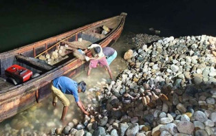 চুরি হওয়া সাদাপাথর আগের জায়গায় ফেলার নির্দেশ