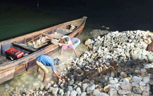 উদ্ধার করে পুনরায় নদীতে ফেলা হলো ১২ হাজার ঘনফুট পাথর 