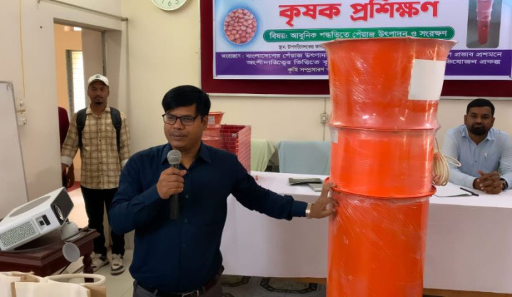 ফরিদপুরে পেঁয়াজ পচন রোধে কৃষকদের প্রশিক্ষণ ও আর্থিক সহায়তা