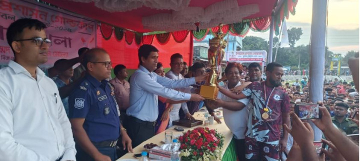 সদরপুরে উপজেলা প্রশাসন গোল্ডকাপ টুর্নামেন্ট অনুষ্ঠিত 