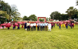 আলফাডাঙ্গায় শিক্ষার্থীদের মুখে হাসি ফোটালেন ইউএনও