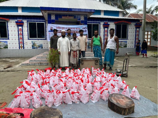 ফরিদপুরে ১ টাকায় গরুর মাংস বিক্রি করলেন মুফতি রায়হান জামিল