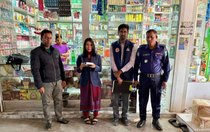 সদরপুরে বিপুল পরিমাণ মেয়াদোত্তীর্ণ ও নকল প্রসাধনী জব্দ, দোকান মালিককে অর্থদণ্ড