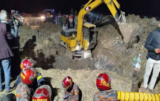৩৫ ফুট গভীর গর্তের ভেতর থেকে ডাকছে ‘মা, মা’ বলে