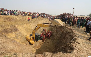 রাজশাহীতে গর্ত থেকে উদ্ধার করা শিশুটি বেঁচে নেই