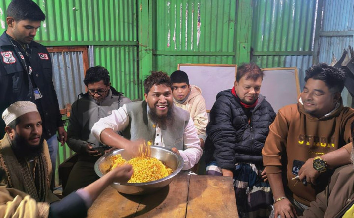 নিজ হাতে ঝালমুড়ি বানিয়ে ভোটারদের খাওয়ালেন স্বতন্ত্র প্রার্থী মুজাহিদ বেগ