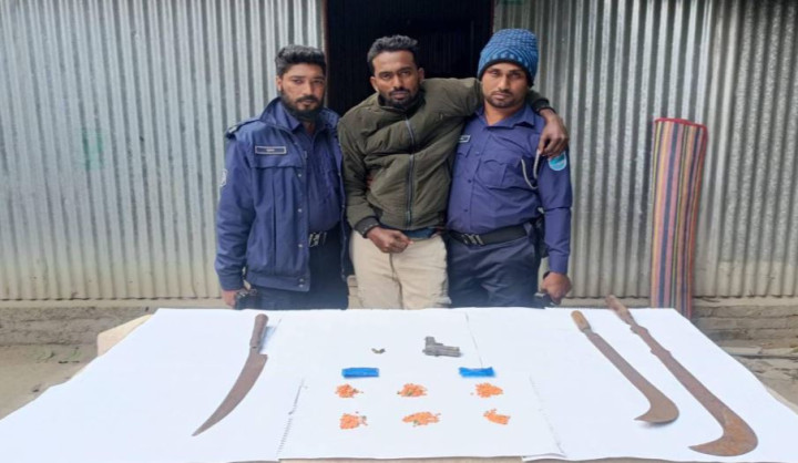 সদরপুরে যৌথবাহিনীর অভিযান: তাজা গুলি, মাদক ও দেশীয় অস্ত্রসহ গ্রেপ্তার ১