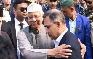 তারেক রহমানকে জড়িয়ে ধরে সান্ত্বনা প্রধান উপদেষ্টার