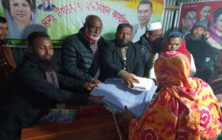 খালেদা জিয়ার রুহের মাগফেরাত কামনায় দোয়া ও শীতার্তদের মাঝে কম্বল বিতরণ