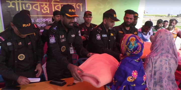 গাইবান্ধায় র‌্যাব-১৩ এর উদ্যোগে শীতার্তদের মাঝে শীতবস্ত্র বিতরণ