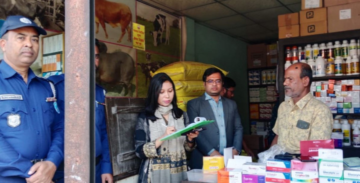 সদরপুরে ভেজাল গো-খাদ্য উৎপাদনের দায়ে ভ্রাম্যমাণ আদালতের অভিযান