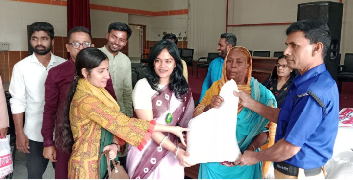 ঈদের আনন্দ ভাগাভাগি করতে আলফাডাঙ্গায় ভিজিএফ চাল বিতরণ শুরু