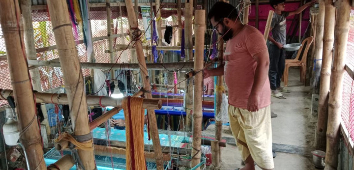 আলফাডাঙ্গার পানাইলে তরুণ উদ্যোক্তার তাঁতে বুনছে কর্মসংস্থান ও সম্ভাবনার নতুন গল্প